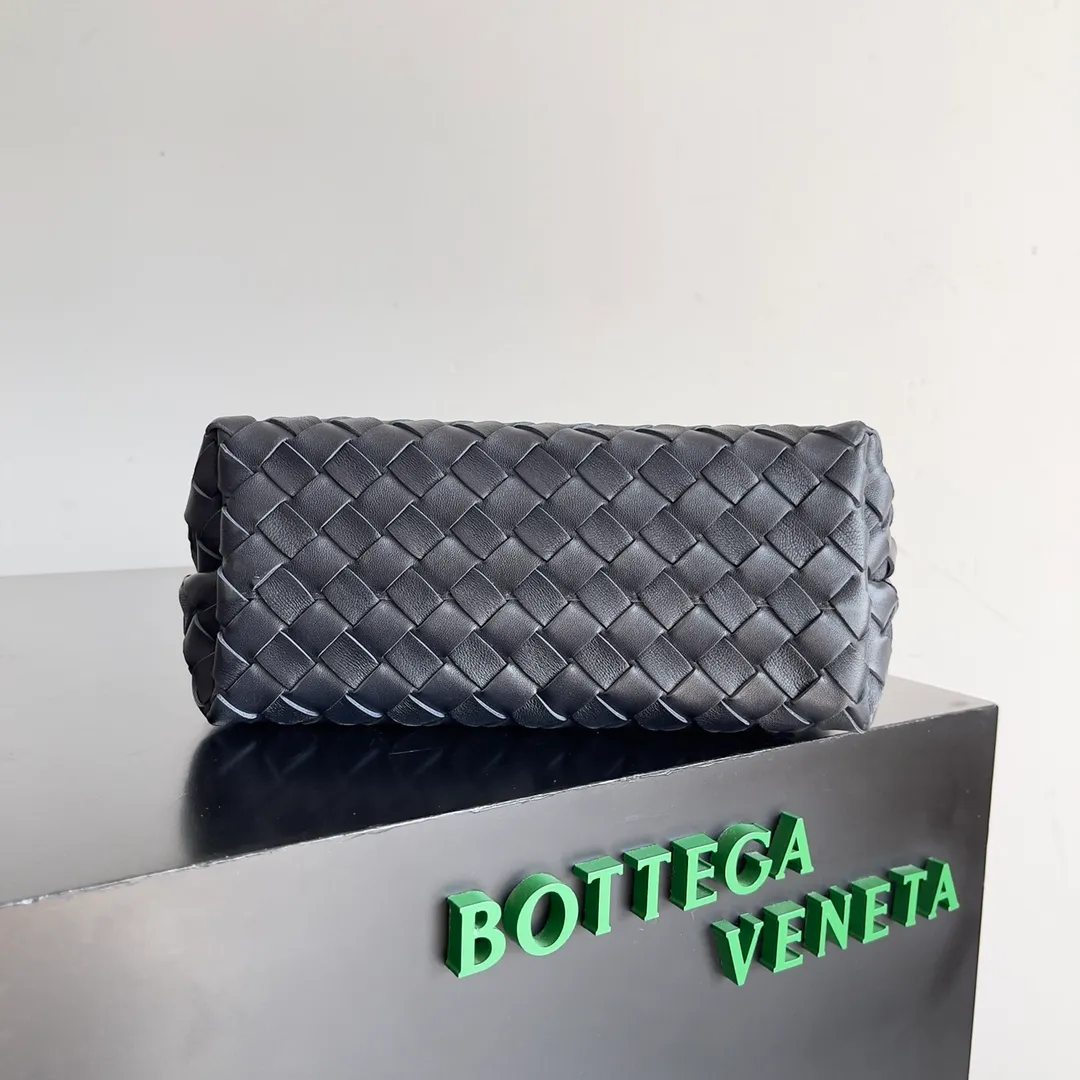 The 2023 new Andiamo batch of 1860 BV has been shipped‼ ️Really popular🔥The new Andiamo woven handbag launched by Bottega Veneta this season is really popular all over the world! ! Celebrities at home and abroad have worn it, and Oscar-winning actress Michelle Yeoh has taken it out on the street. Song Jia, Trai Yara, Yu Feihong, Sanji Ayaka, Rosie Hunting-Whiteley, Yoshioka Riho, etc. have all picked up this bag. It is classic and versatile, showing off its temperament, and the bag capacity is also large, which is very convenient for daily commuting! ! A variety of carrying methods, the shoulder straps can be adjusted by yourself, the original lambskin feels soft and delicate, and the neutral style is made to break gender boundaries and bring a more practical and longer-lasting use experience. Andiamo, which has both elegant and casual styles, perfectly interprets the true appearance of "fashionable old money style". Style number: 743568 Size: 25*22*10.5cm